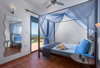 Cristelia Luxury Sea Front & Pool Vila