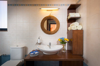 Cristelia Luxury Sea Front & Pool Vila *