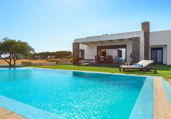 Cristelia Luxury Sea Front & Pool *